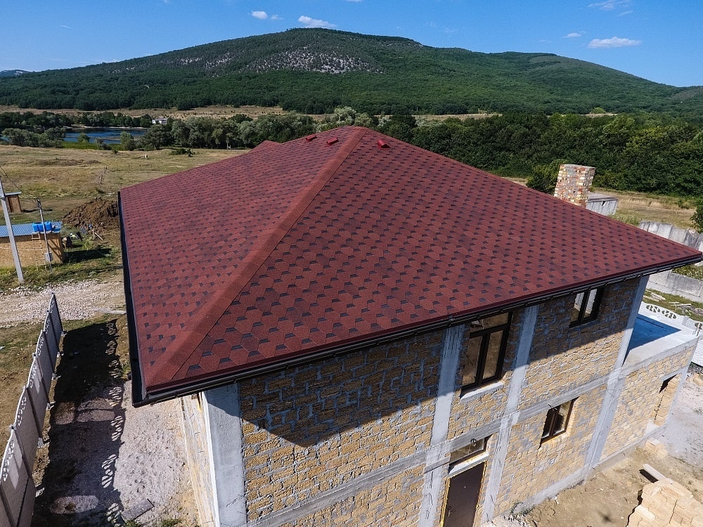 Четырехскатная крыша из битумной черепицы