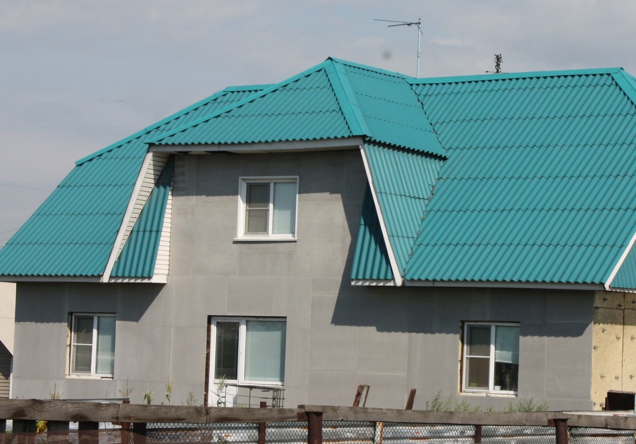 Шиферная полувальмовая крыша
